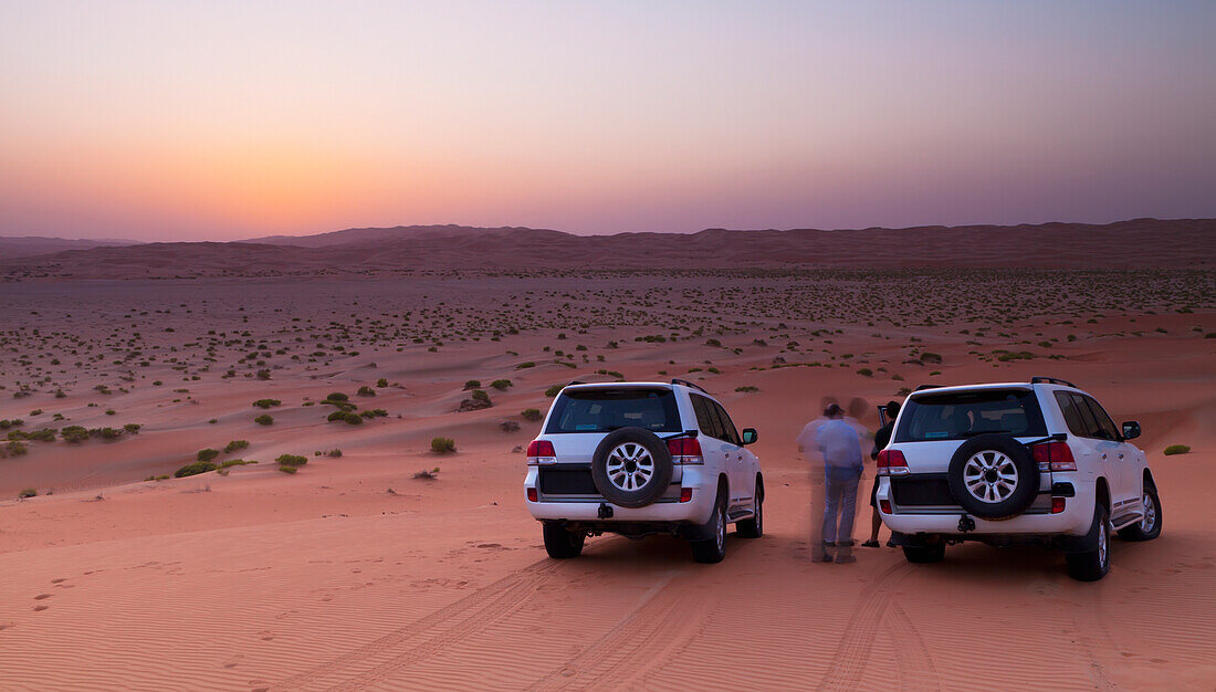 https://fasteagletravelandtoursim.com/wp-content/uploads/2025/05/70481638-Four-wheel-drive-vehicles-in-the-desert-Liwa-Oasis-Abu-Dhabi-United-Arab-Emirates.jpg